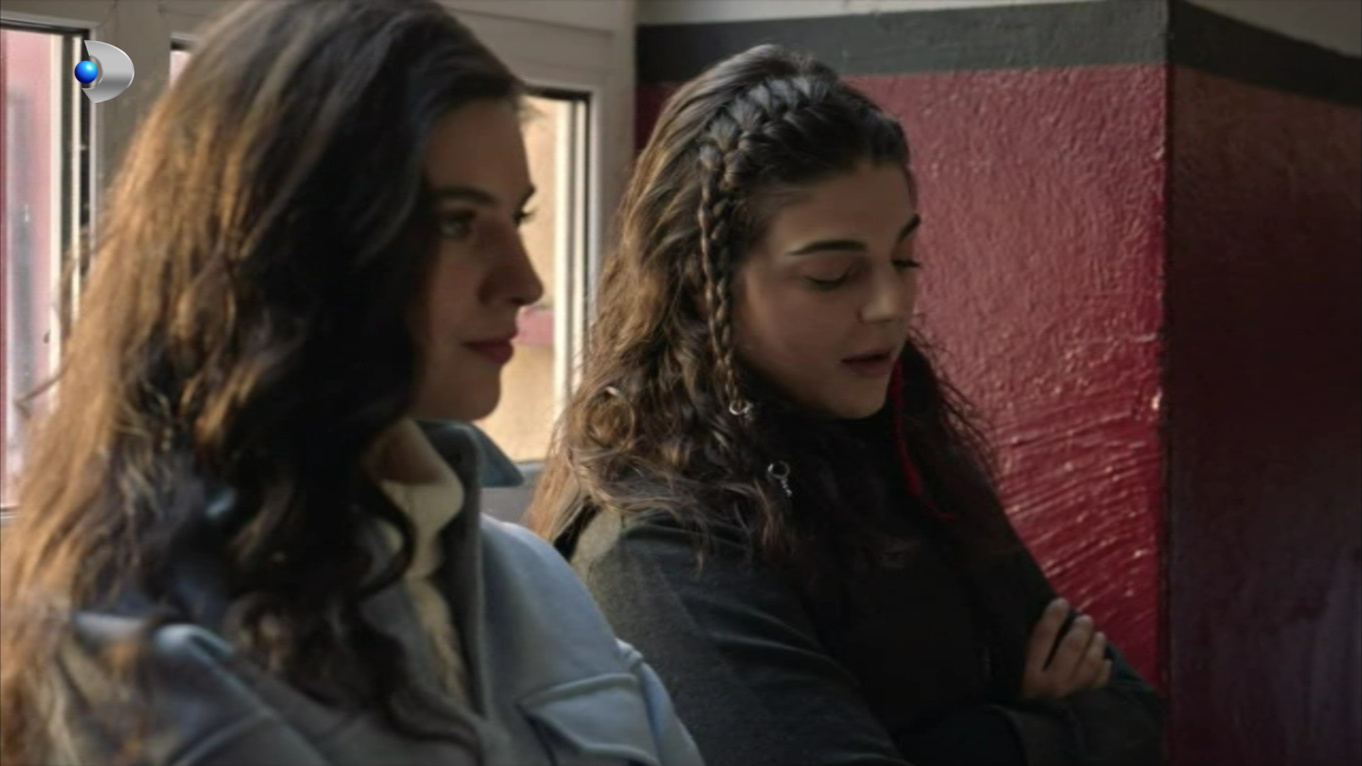 Rezumat episodul 29 „O nouă șansă”, difuzat în 12 martie 2026 la Kanal D: Oamenii lui Servet dau buzna în casa lui Gizem și o amenință să le dea toți banii pe care aceasta i-a găsit