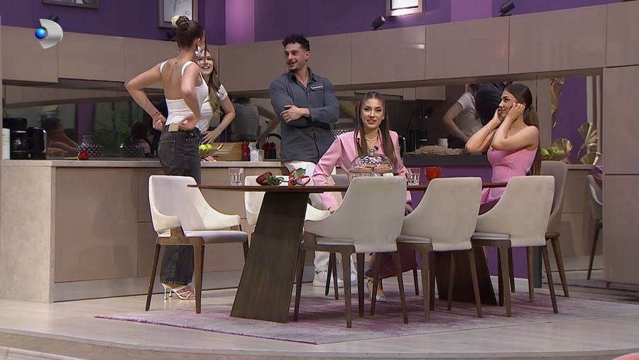 O concurentă din „Casa iubirii” face declarații șocante: „Vreau să plec acasă!”. Aflați ce s-a întâmplat în ediția de vineri, 13 martie, de la orele 10:00 și 16:30, doar la Kanal D