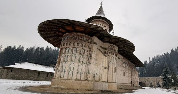 Mănăstirea Voroneț, &icirc;n stare de degradare.