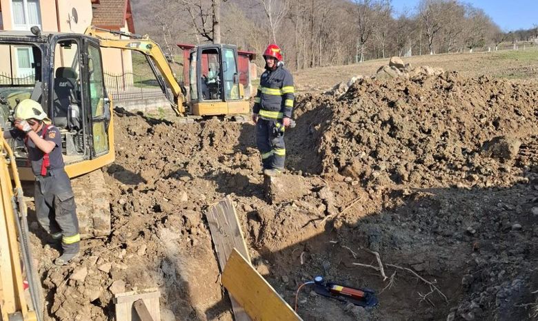 Un bărbat din județul Satu Mare s-a stins din viață după ce a fost prins sub un mal de pământ prăbușit peste el, 