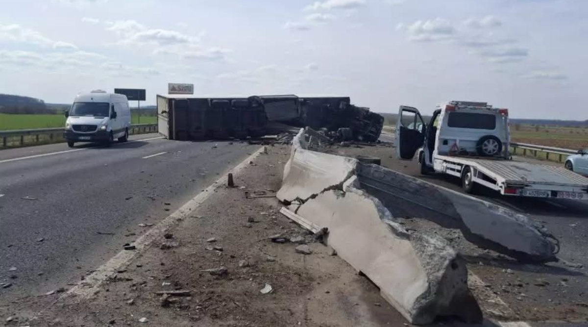 Trafic blocat pe A3 București-Ploiești după ce un camion s-a răsturnat pe carosabil