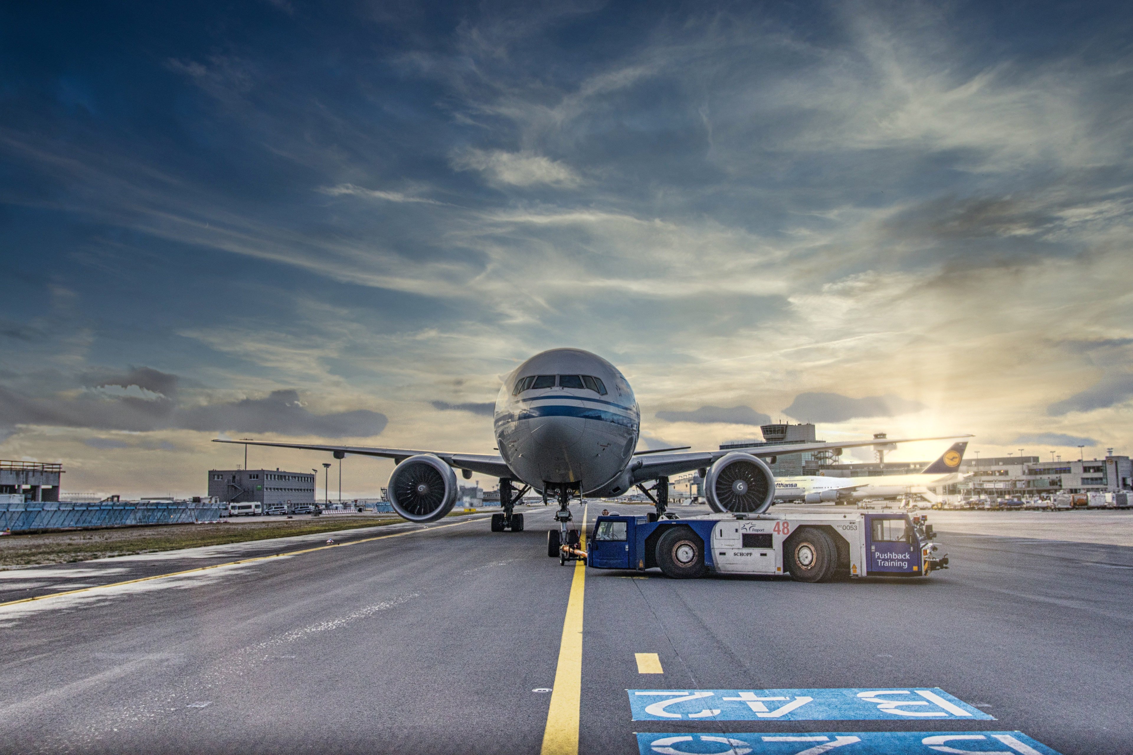Panică la bord! Mai multe zboruri au fost întârziate după ce o aeronavă a început să scoată fum