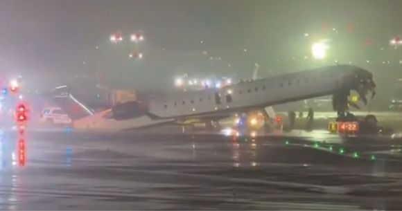 Un avion s-a ciocnit cu un vehicul pe un aeroport din New York