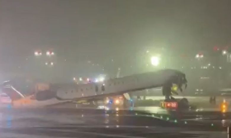Patru persoane au fost rănite după ce un avion s-a ciocnit cu un vehicul pe pista aeroportului LaGuardia