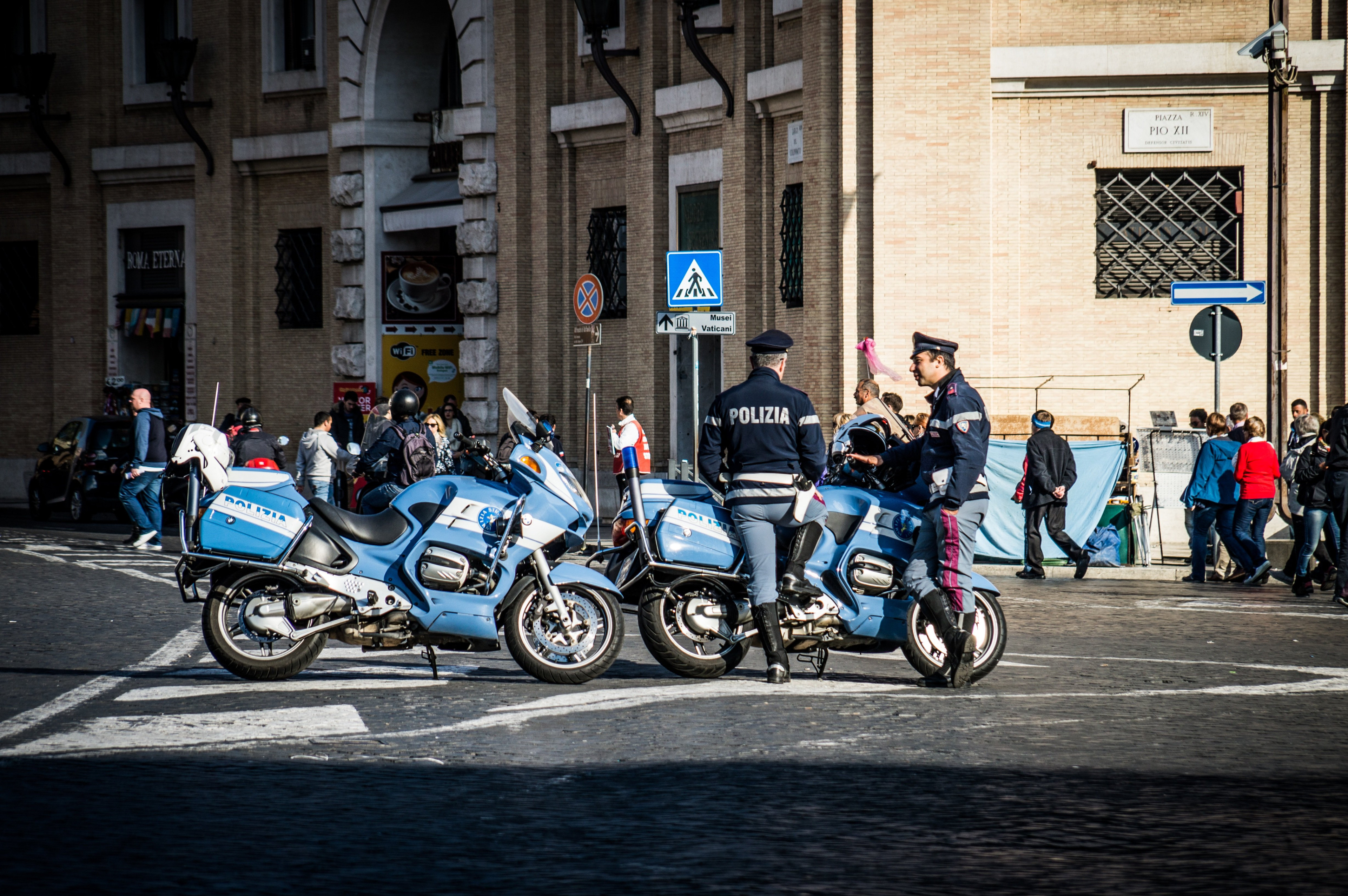 Un tânăr român s-a stins din viață după ce a căzut de pe un stâlp de electricitate, în Italia