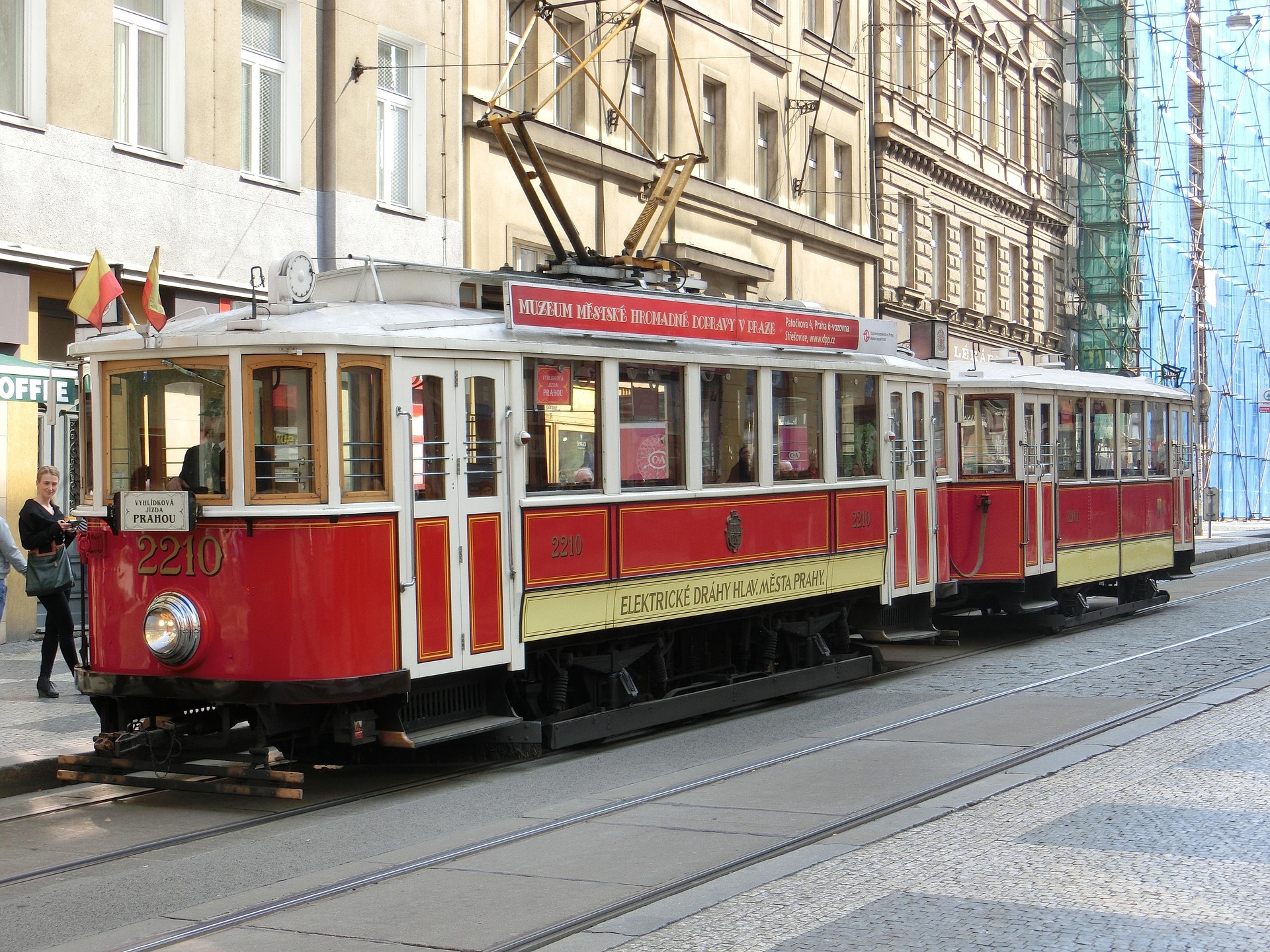 Doi elevi au fost accidentați de un tramvai în Praga. Unul dintre aceștia a ajuns la spital în comă