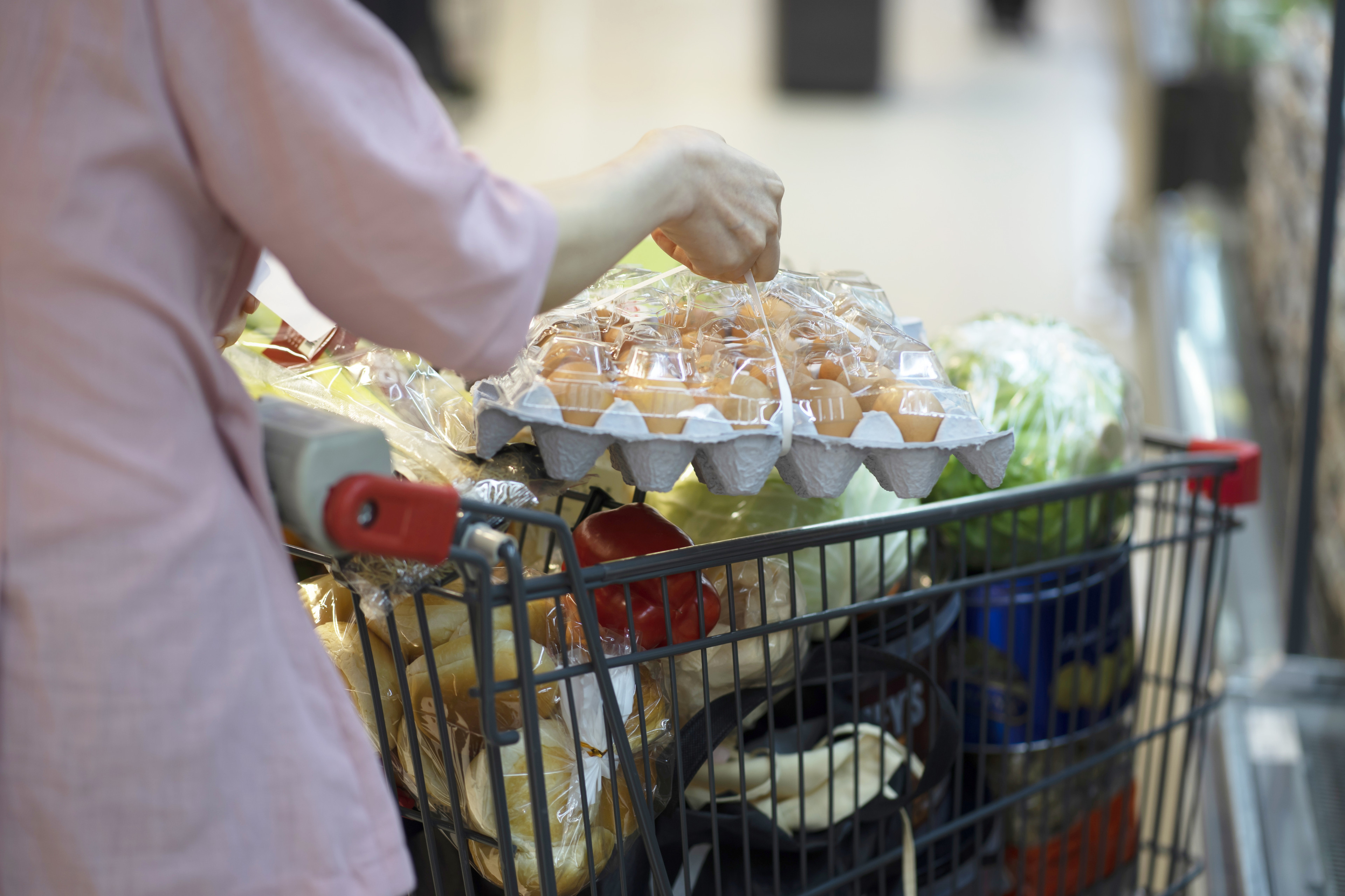 Guvernul a prelungit plafonarea adaosului comercial la alimentele de bază până pe 30 iunie. Lista alimentelor plafonate