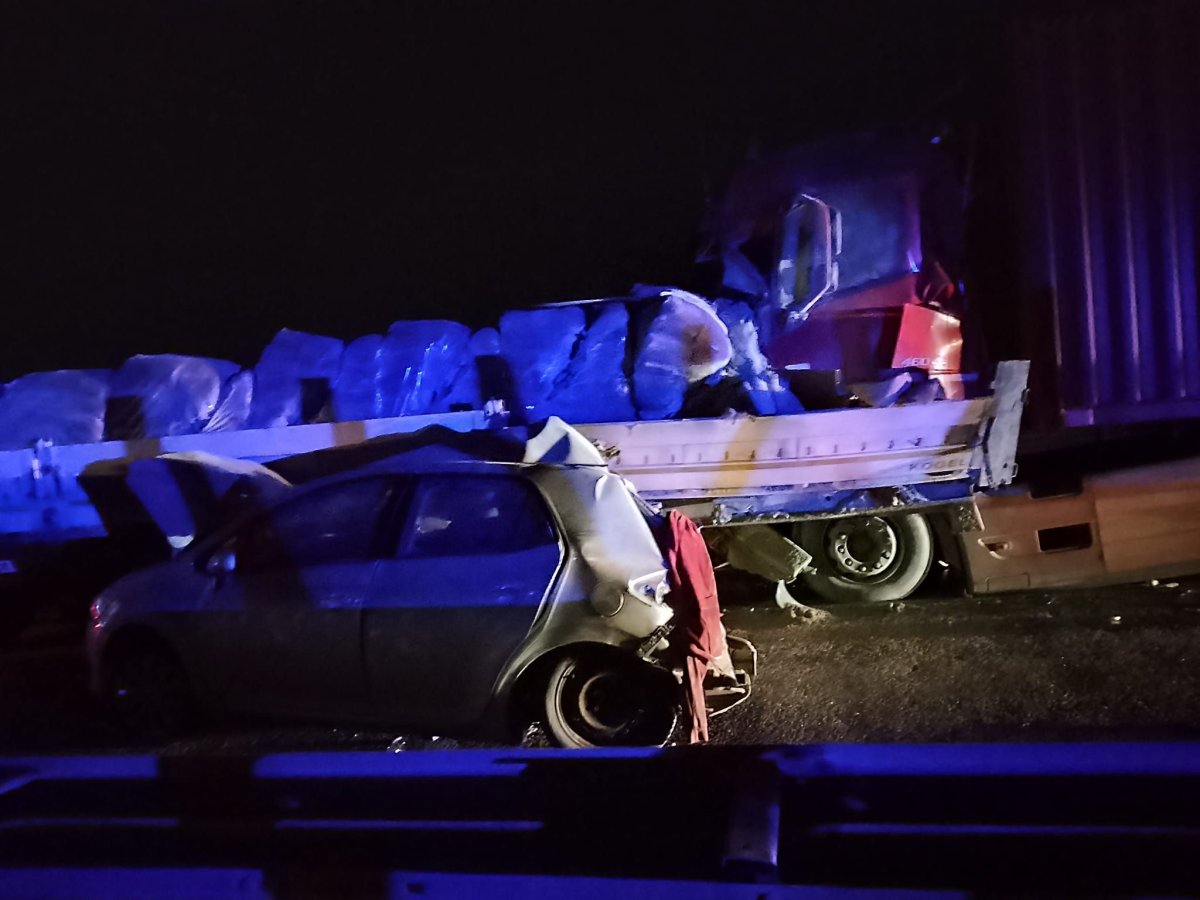 O mașină a fost complet strivită în urma accidentului în lanț de pe A2. Două TIR-uri au fost pulverizate și o persoană a scăpat miraculos