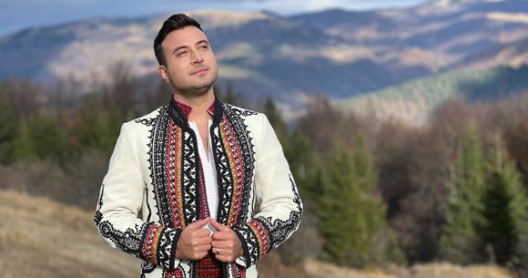Valentin Sanfira s-a afișat alături de o altă femeie.