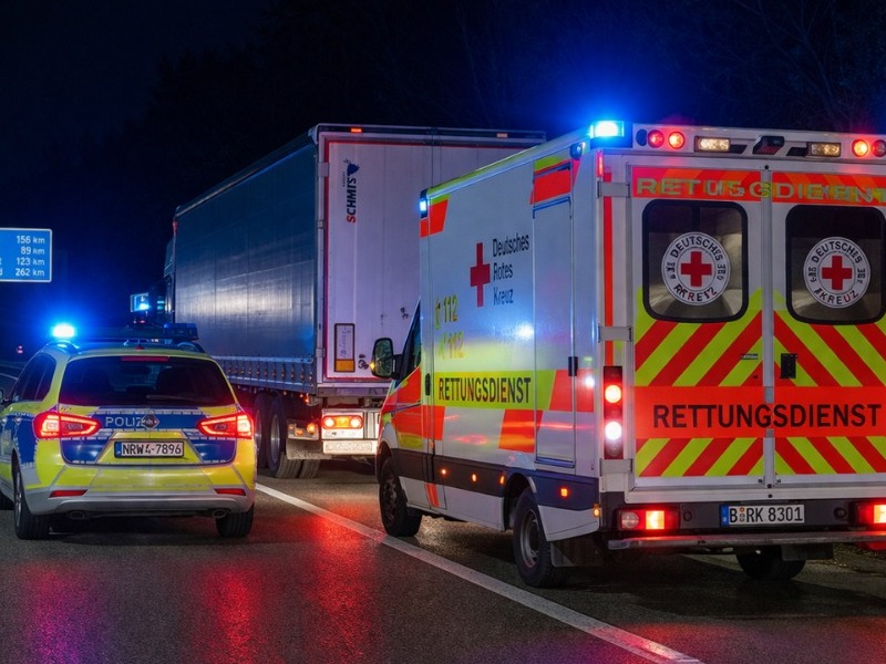 Un român de 31 de ani și-a pierdut viața pe autostrada din Germania după ce a coborât să împingă mașina