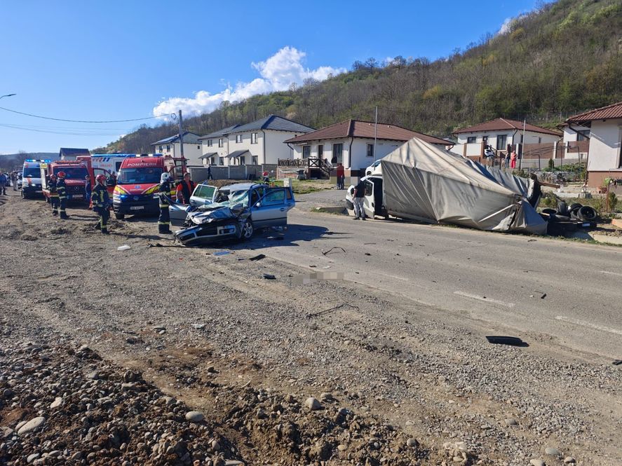 Șapte victime în Mureș, între care și doi minori, după ce un autoturism și un autocamion s-au izbit violent
