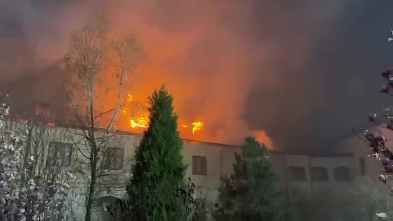 Foc puternic la Mănăstirea Bistrița din Vâlcea, în prima zi de Paște. Pompierii intervin în aceste momente