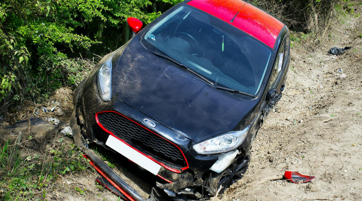 Patru persoane au fost rănite în noaptea de Înviere, după ce două autoturisme s-au ciocnit violent