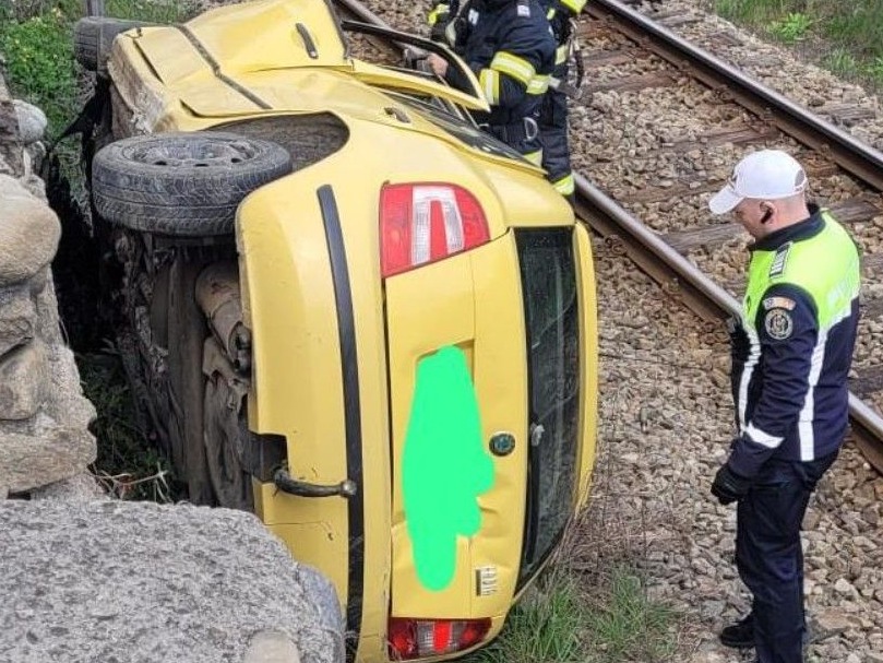 O mașină s-a răstunat pe calea ferată după ce s-a izbit violent de un alt autoturism, în Vâlcea. O persoană a fost resuscitată la fața locului