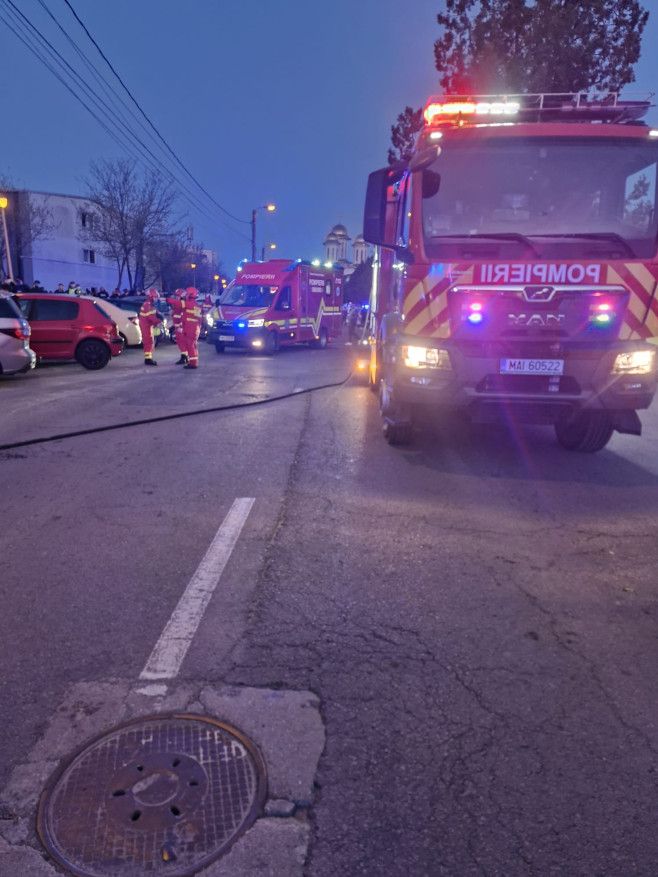 Foc puternic la un bloc din Constanța.