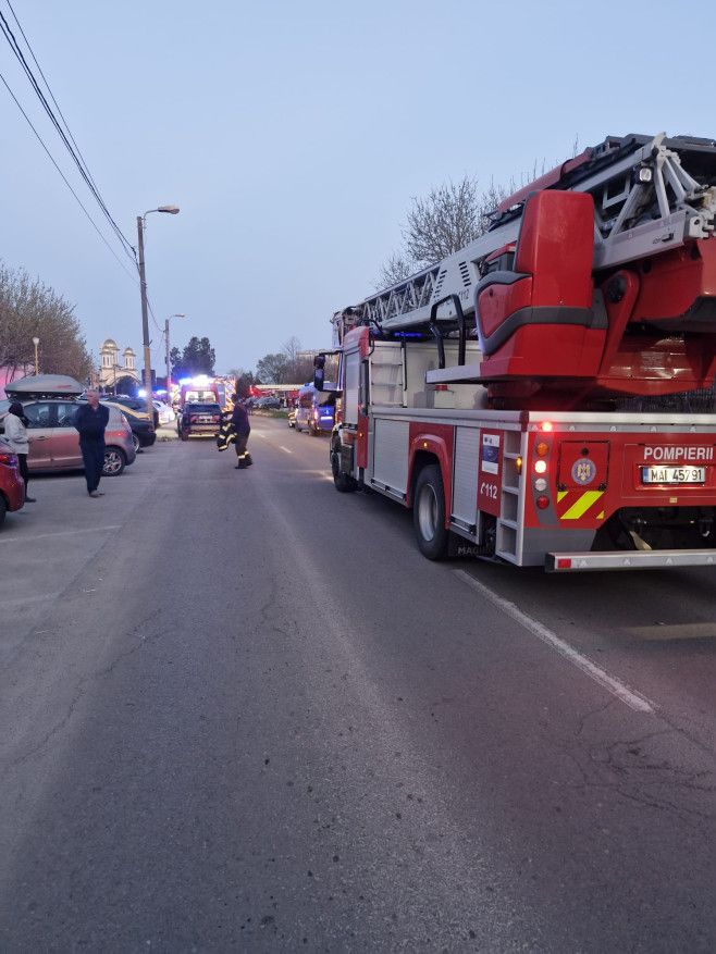 Foc puternic la un bloc din Constanța.