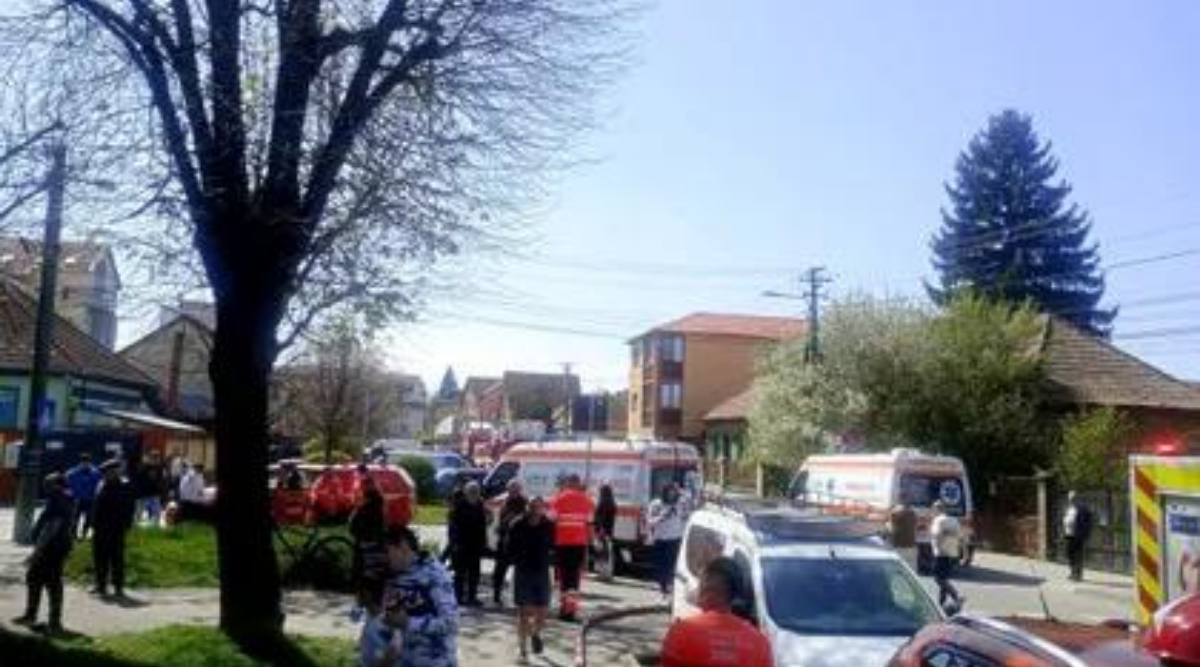 BREAKING NEWS Un imobil întreg a fost cuprins de foc în Sibiu. Peste 20 de persoane au fost evacuate