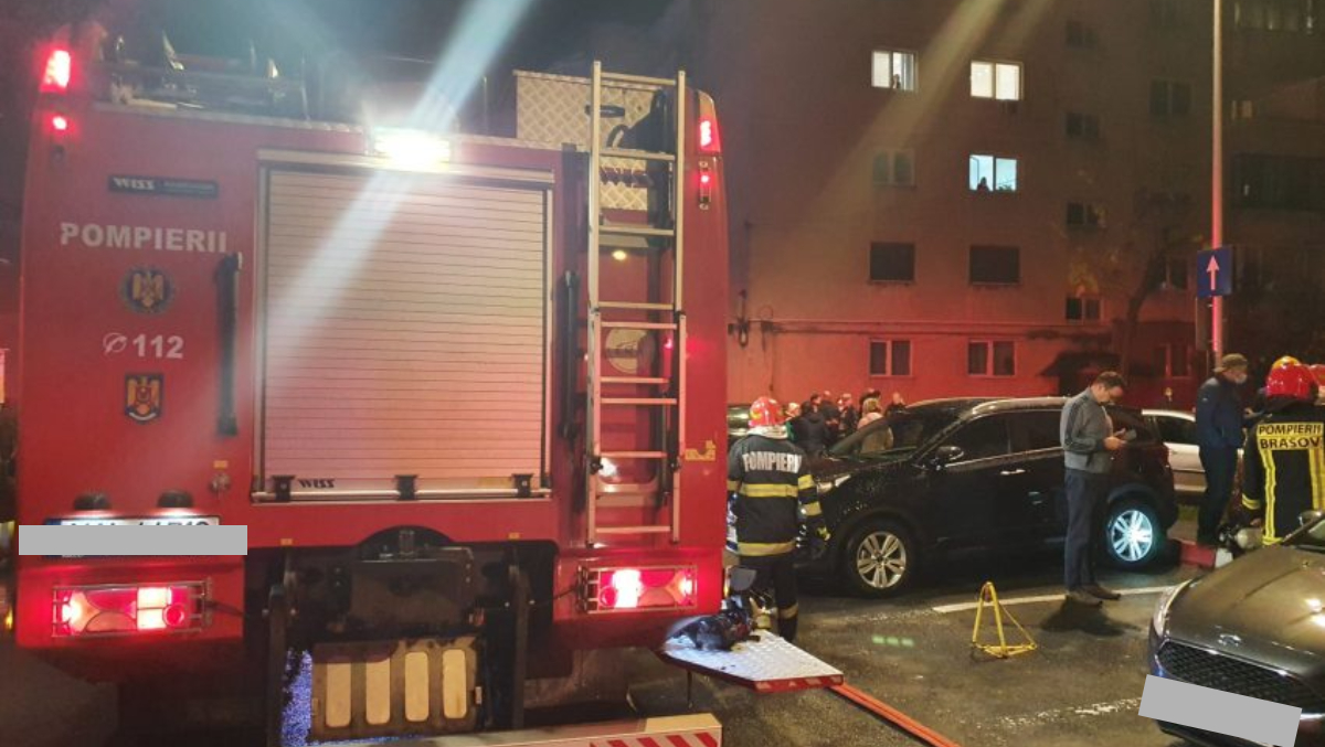 Zeci de persoane evacuate după ce un apartament al unui bloc din Brașov a fost cuprins de foc. În interior se afla o femeie