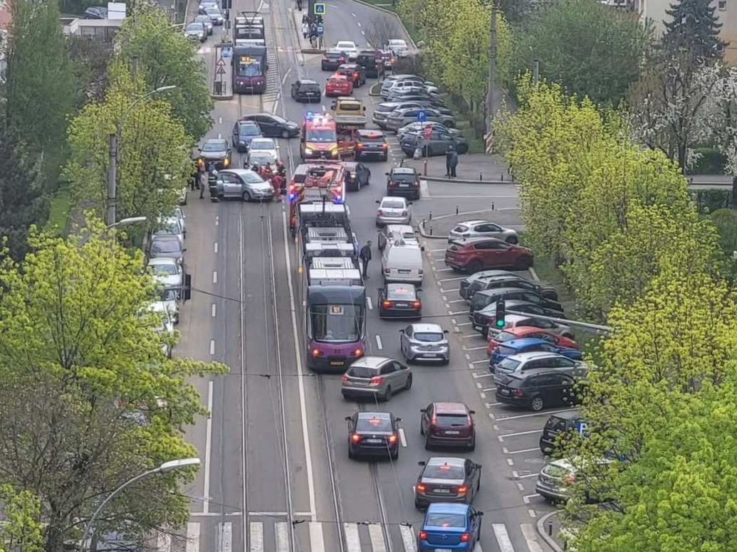 BREAKING NEWS Două femei și o minoră au ajuns la spital după ce două mașini s-au ciocnit puternic în Cluj