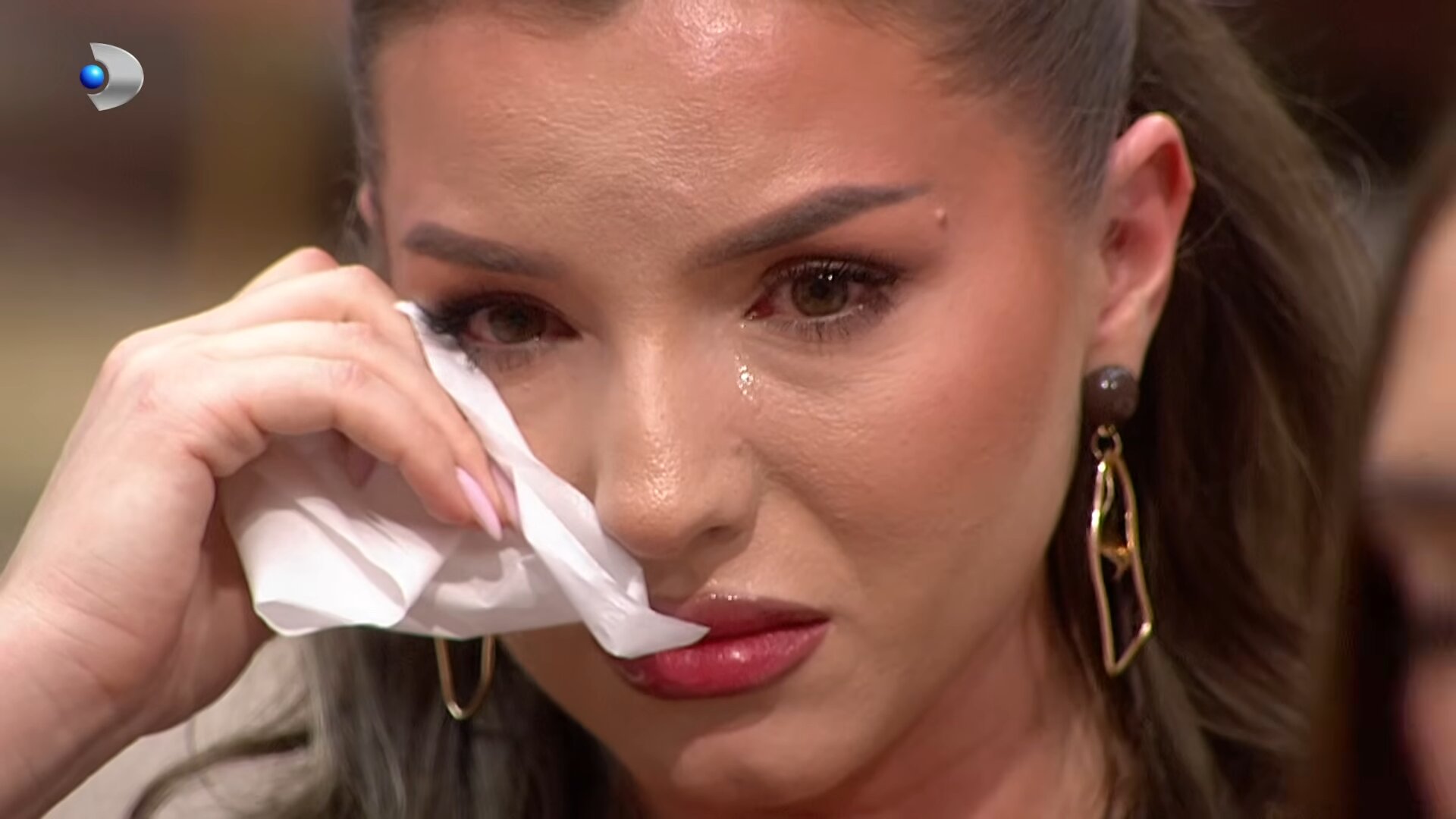 Carolina cedează și izbucnește în lacrimi amare din cauza lui Danciu! Aflați ce se întâmplă în ediția din „Casa iubirii” de vineri, 17 aprilie, de la orele 10:00 și 16:30, doar la Kanal D