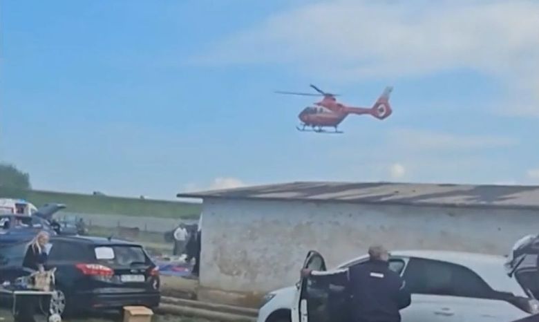 Patru persoane au fost rănite după ce un șofer de 77 de ani a intrat cu mașina într-un grup de oameni