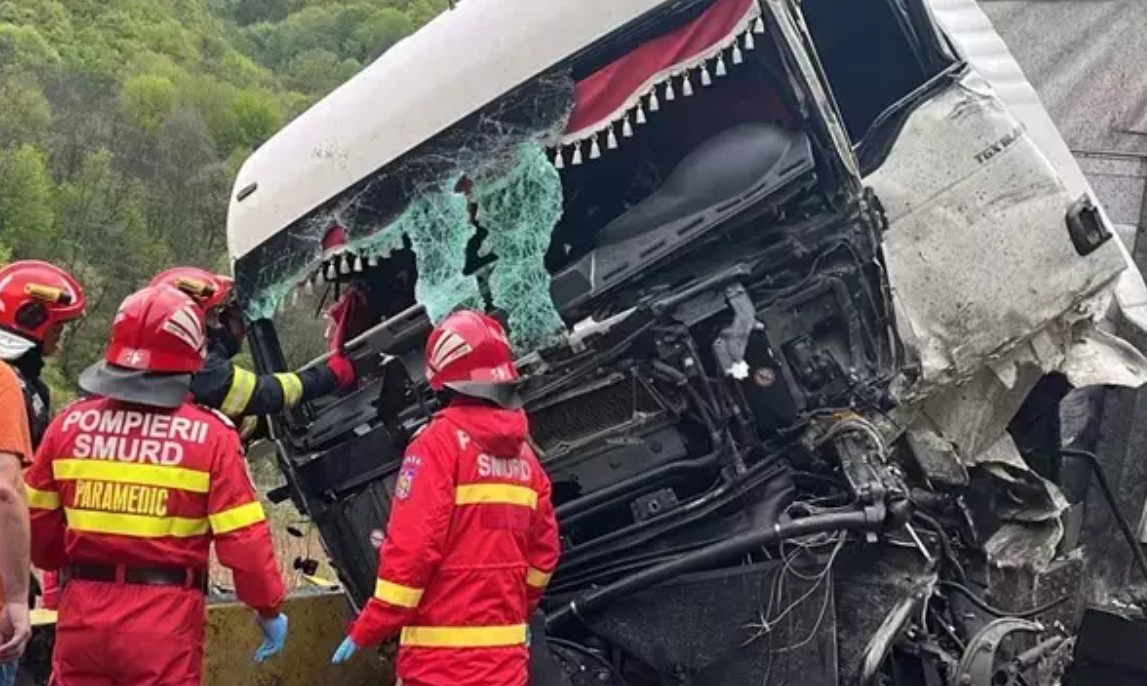 Impact dezastruos între două TIR-uri, în județul Vâlcea. Unul din șoferi a rămas încarcerat