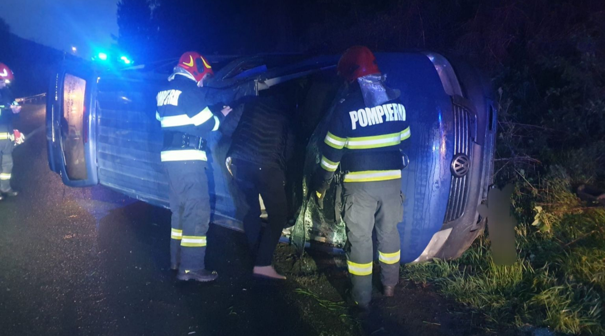 Un microbuz s-a răsturnat pe un drum din Bistrița-Năsăud. Șase persoane au fost rănite