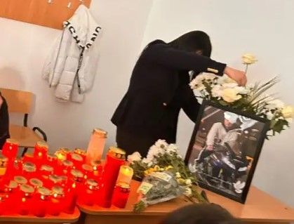 Ce a apărut în clasa în care a învățat Alexandru, adolescentul care și-a pierdut viața pe DN 17! Gestul incredibil făcut de colegii lui