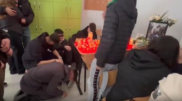 Ce a apărut în clasa în care a învățat Alexandru, adolescentul care și-a pierdut viața pe DN 17! Gestul incredibil făcut de colegii lui