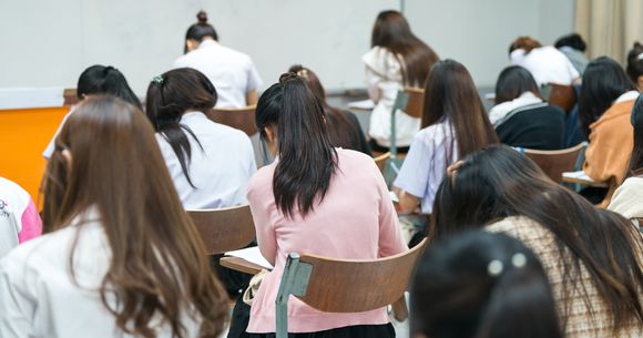 Studenții din Rom&acirc;nia care urmează să primească 925 de lei &icirc;n luna mai