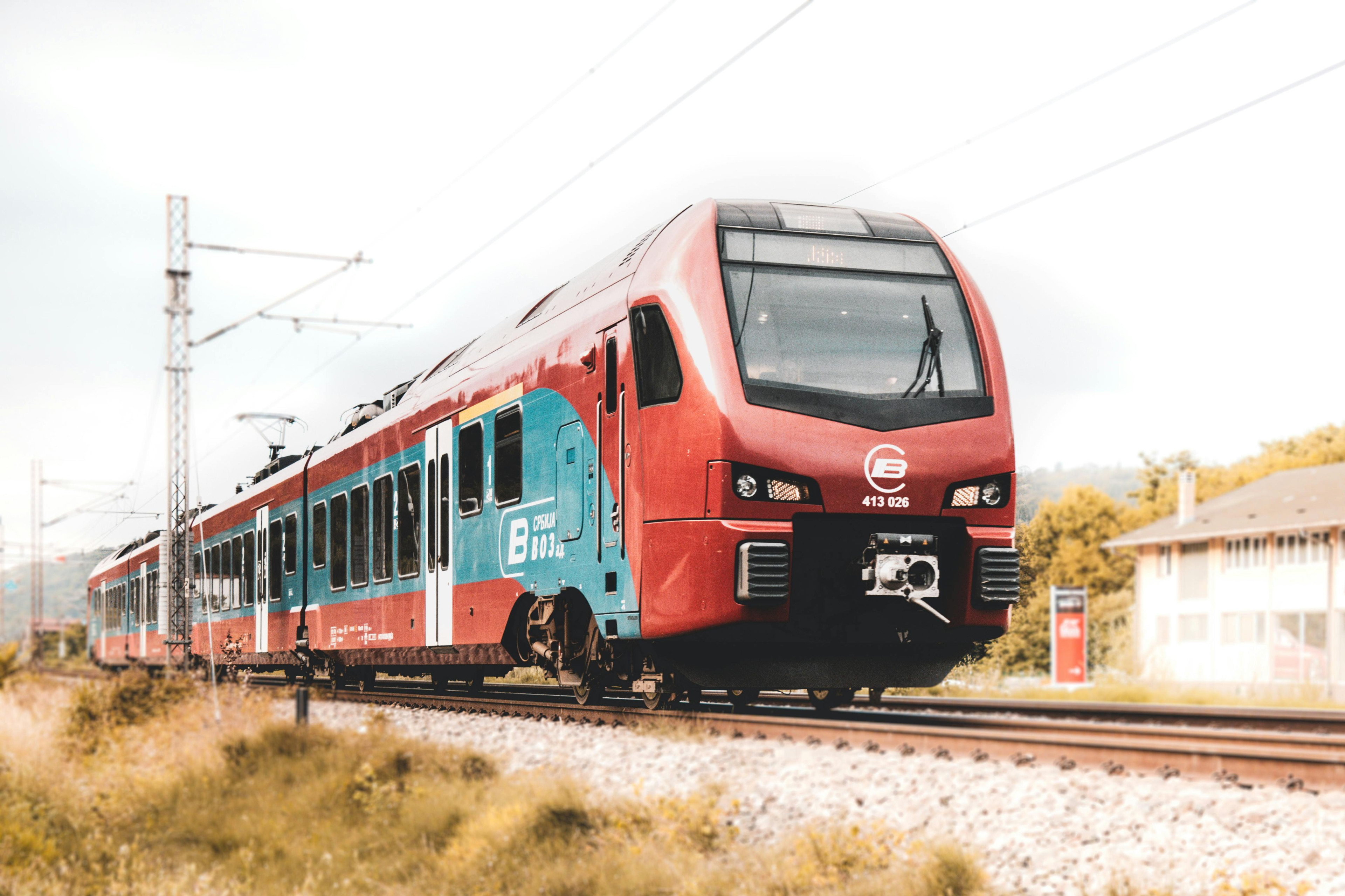 Un tânăr de 21 de ani a fost găsit fără viață lângă calea ferată, în Cluj. Cum s-a produs tragedia