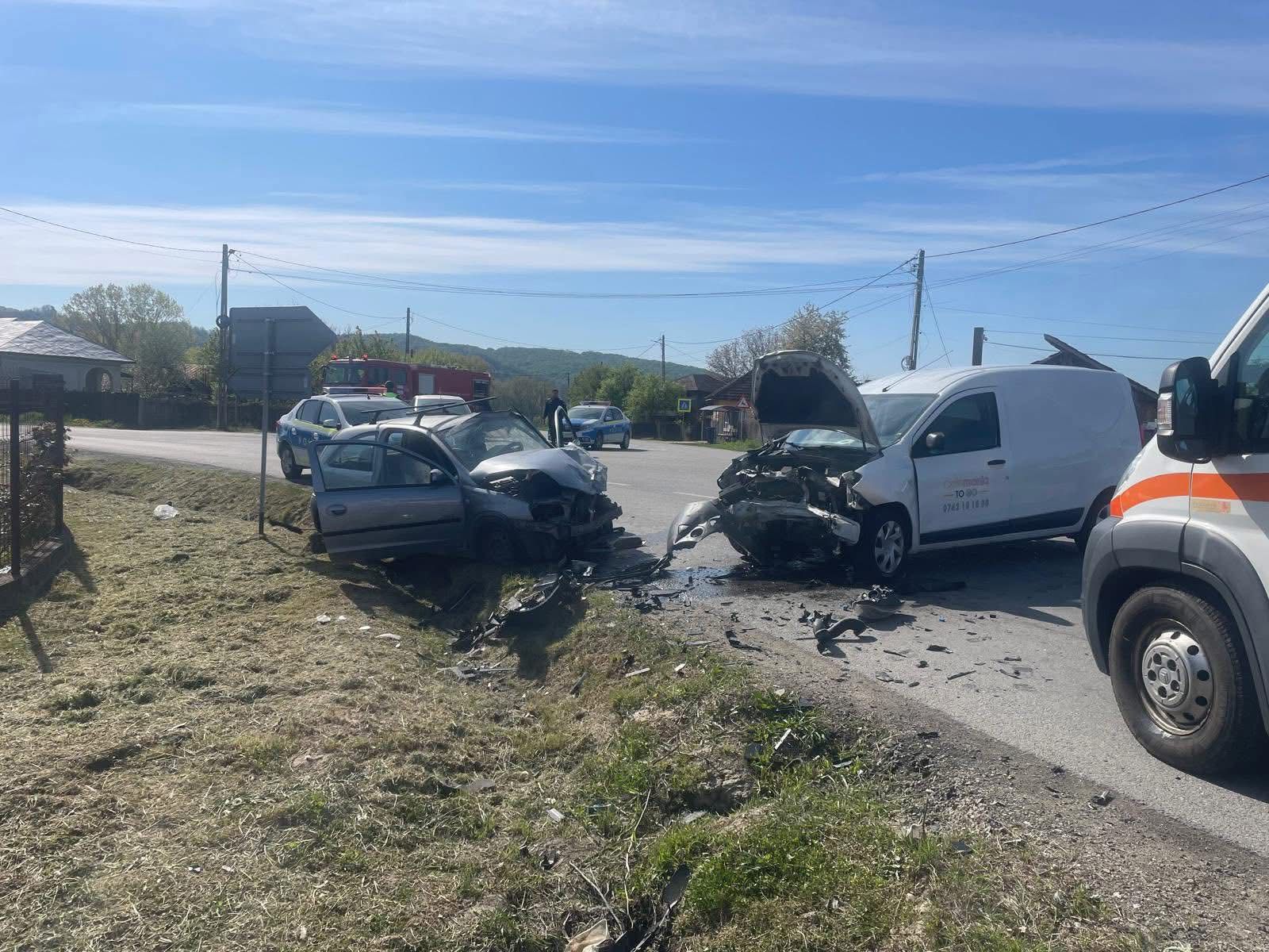 Impact frontal violent în Gorj, pe DN 67B. Circulația se desfășoară cu dificultate