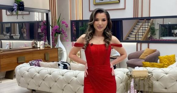 Carolina și-a schimbat look-ul.