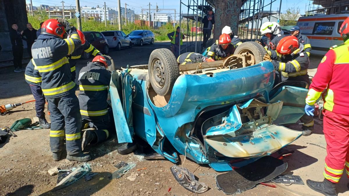 Impact violent în Iași. O femeie se află în stare critică după ce o mașină a căzut de pe un pod