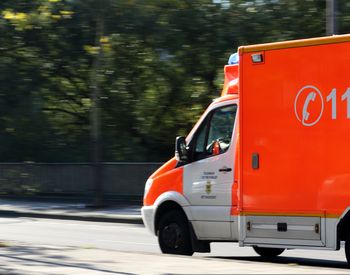 O adolescentă de 17 ani a ajuns la spital &icirc;n urma unui eveniment rutier &icirc;n care au fost implicate trei vehicule pe DN7, &icirc;n R&acirc;mnicu V&acirc;lcea