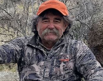 Un milionar american, cunsocut v&acirc;nător de animale sălbatice, s-a stins din viață după ce a fost strivit de o turmă de elefanți