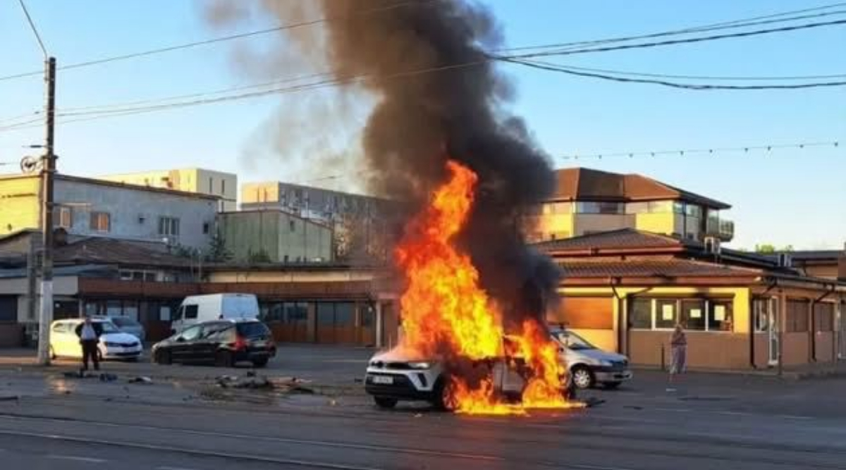 Mașină mistuită de foc după un impact violent în Piața Giulești din București. Ce s-a întâmplat cu șoferul