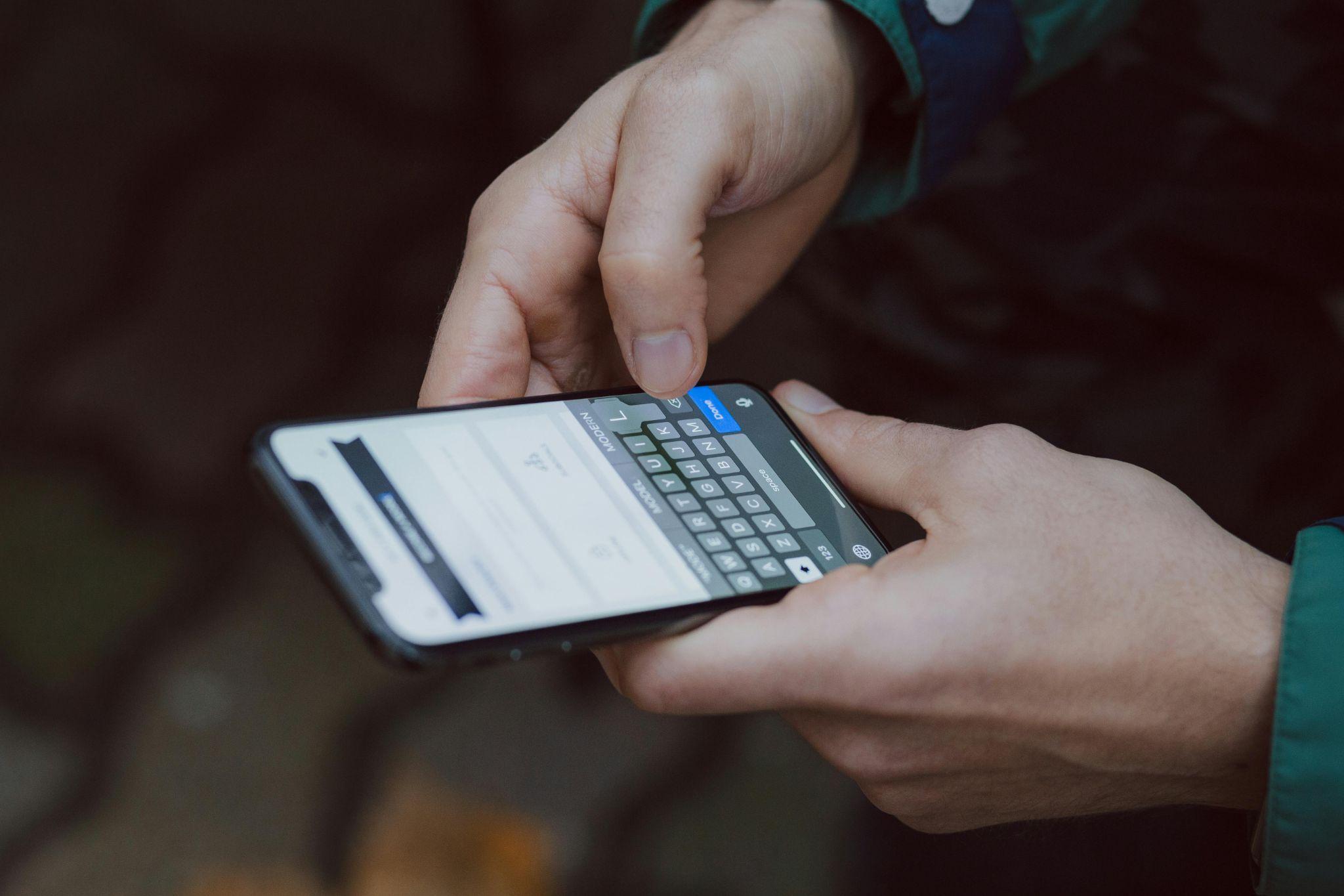 (P) AI în telefon: ce face de fapt în 2026, dincolo de marketing