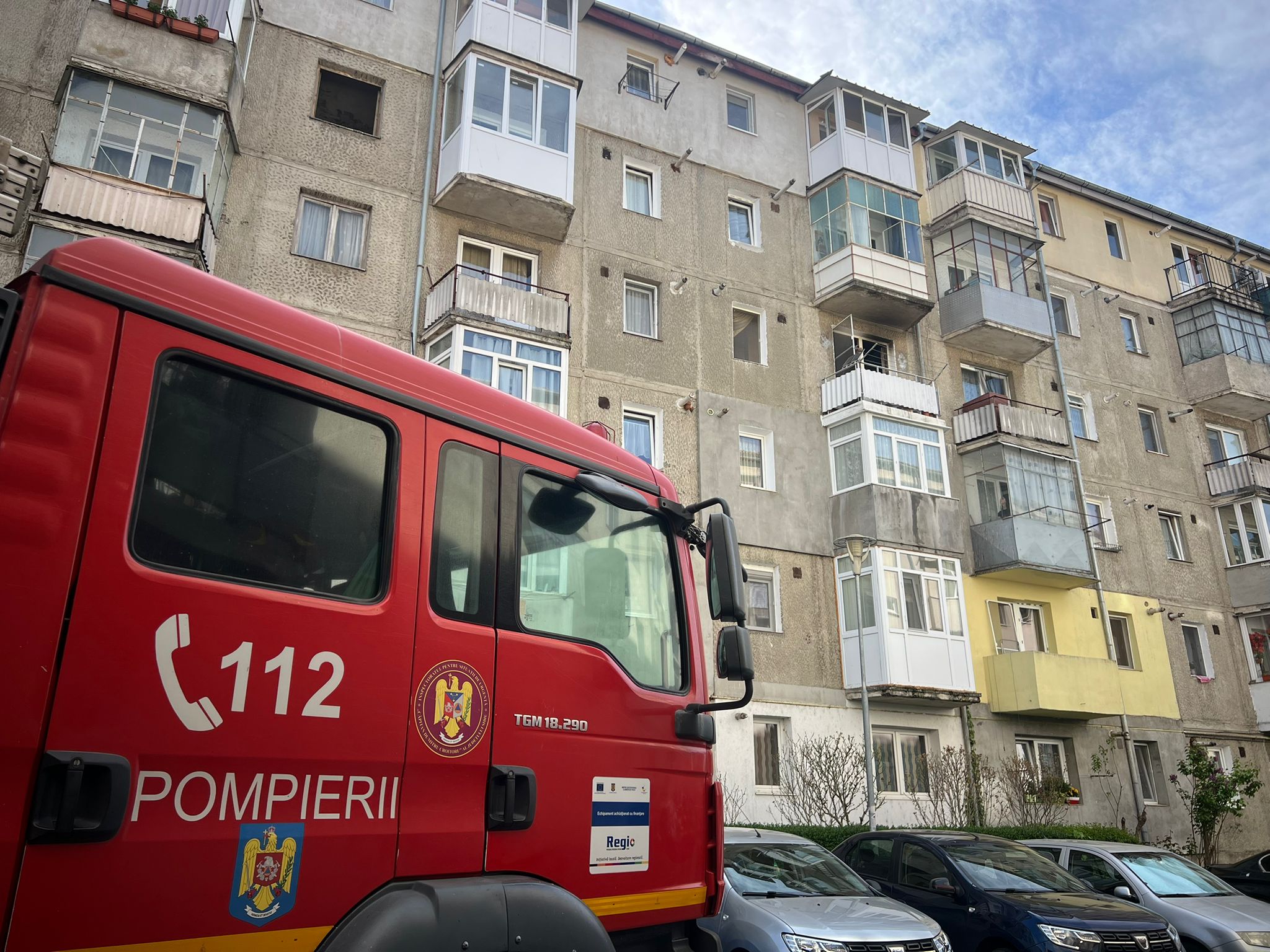 Un bărbat de 65 de ani a fost găsit carbonizat după ce flăcările i-au cuprins casa, în Sibiu. 21 de persoane au fost evacuate