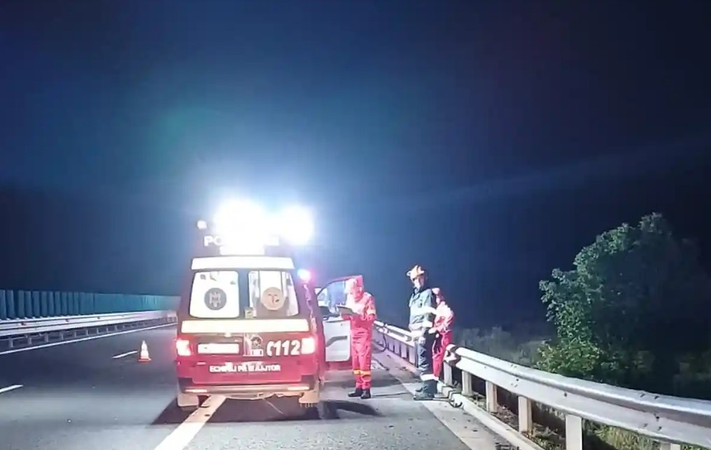 Impact violent între două autoutilitare de 3,5t, pe autostrada A10. Salvatorii au intervenit cu mai multe echipaje