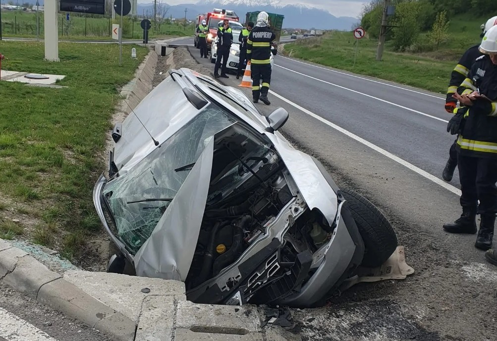 Mașină răsturnată în șant la ieșire din Codlea! Salvatorii au ajuns de urgență la fața locului