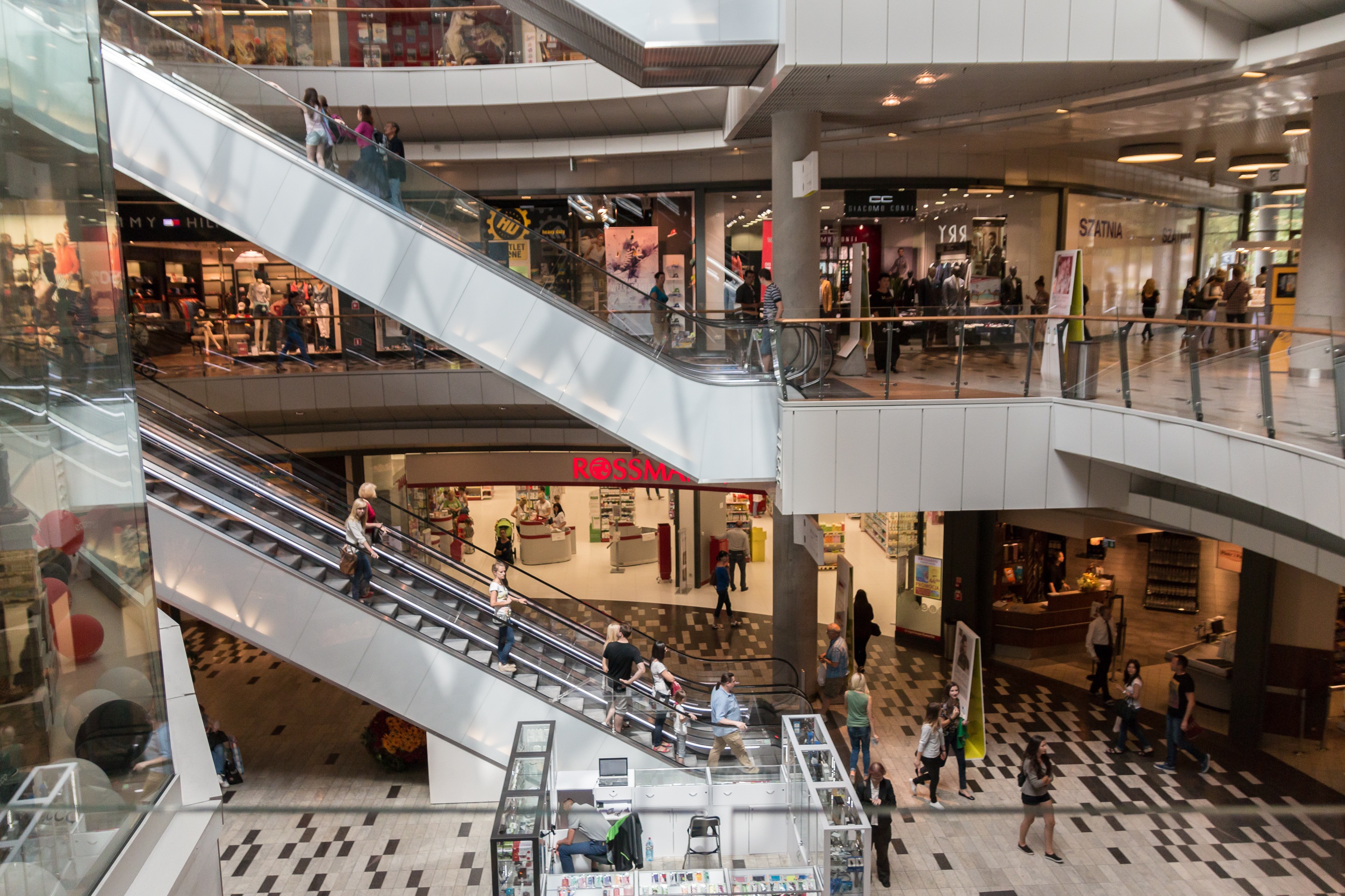 BREAKING NEWS Un agent de pază și-a pierdut viața după ce a căzut de la etajul unui mall din Brașov