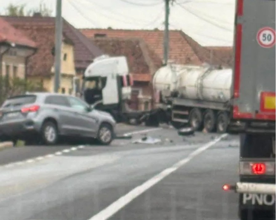 Două persoane au ajuns la spital după ce o mașină și un camion s-au izbit putenic pe DN 1