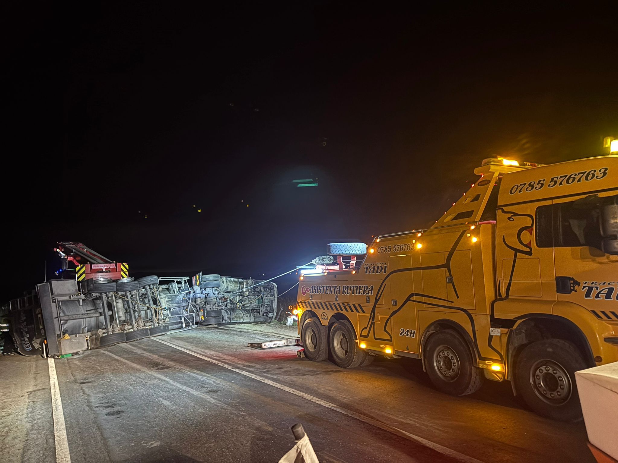 O cisternă încărcată cu băutură s-a răsturnat pe DN 1. Traficul a fost complet blocat