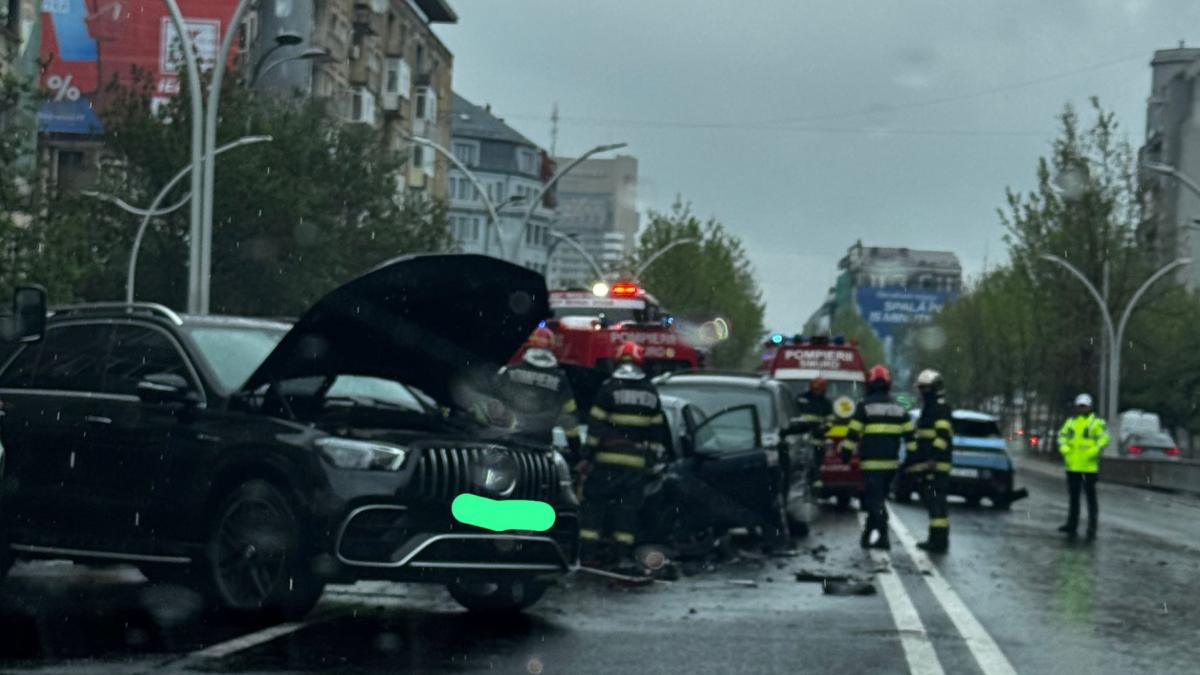 BREAKING NEWS Patru mașini s-au ciocnit pe unul dintre cele mai aglomerate bulevarde din București. Circulația a fost dată peste cap