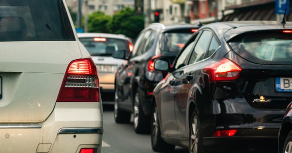 &Icirc;ncep&acirc;nd cu 1 mai, mașinile hibride nu vor mai putea parca gratuit &icirc;n București