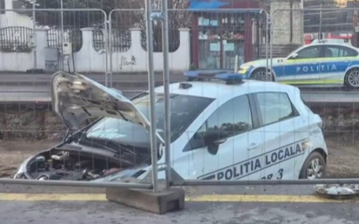 Un polițist, aflat la volanul autospecialei, a intrat cu mașina pe linia de tramvai din București, în zona unor lucrări. I s-ar fi făcut rău la volan