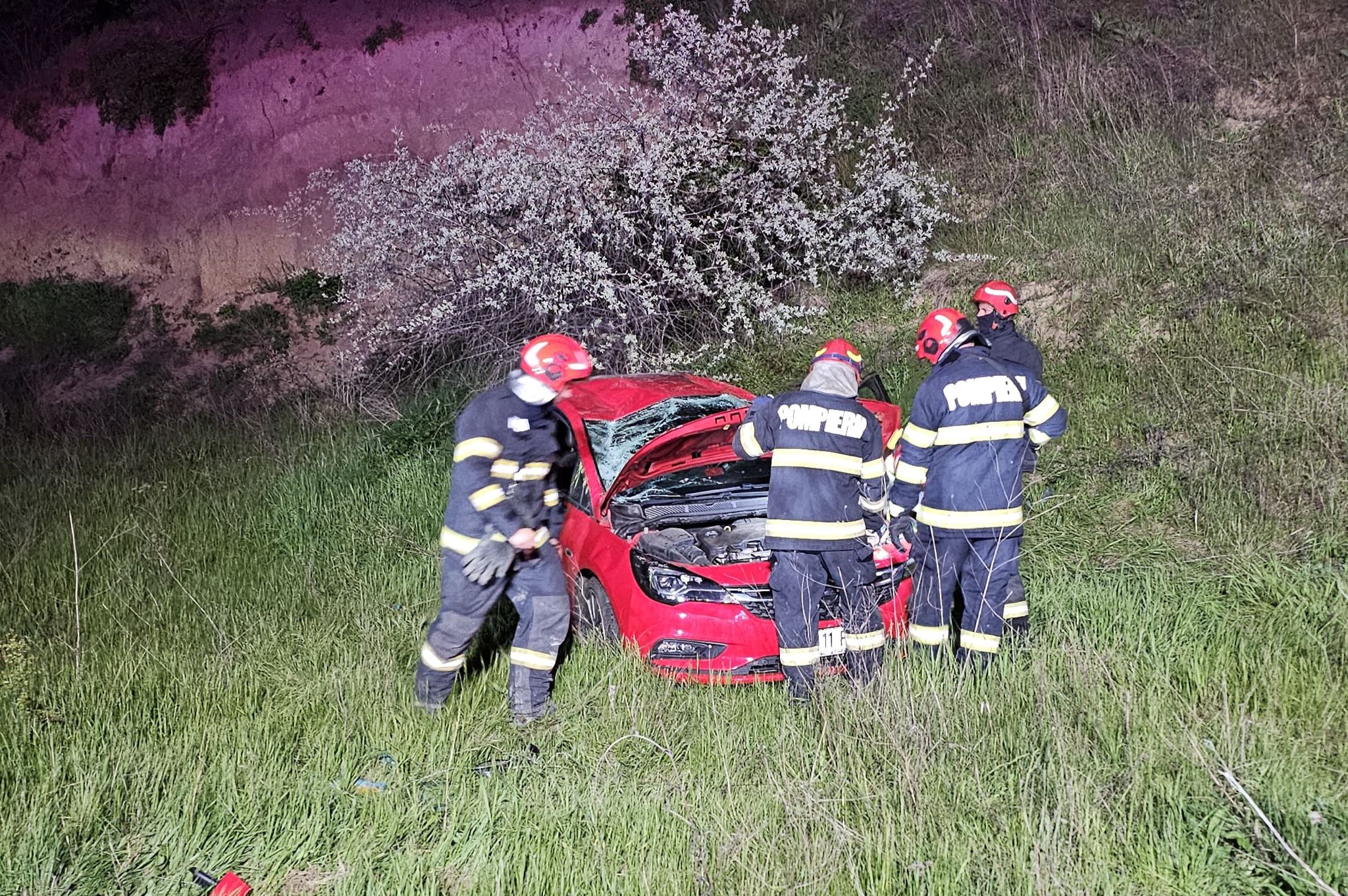 BREAKING NEWS O mașină s-a răsturnat pe câmp, în județul Iași. Trei persoane au ajuns la spital