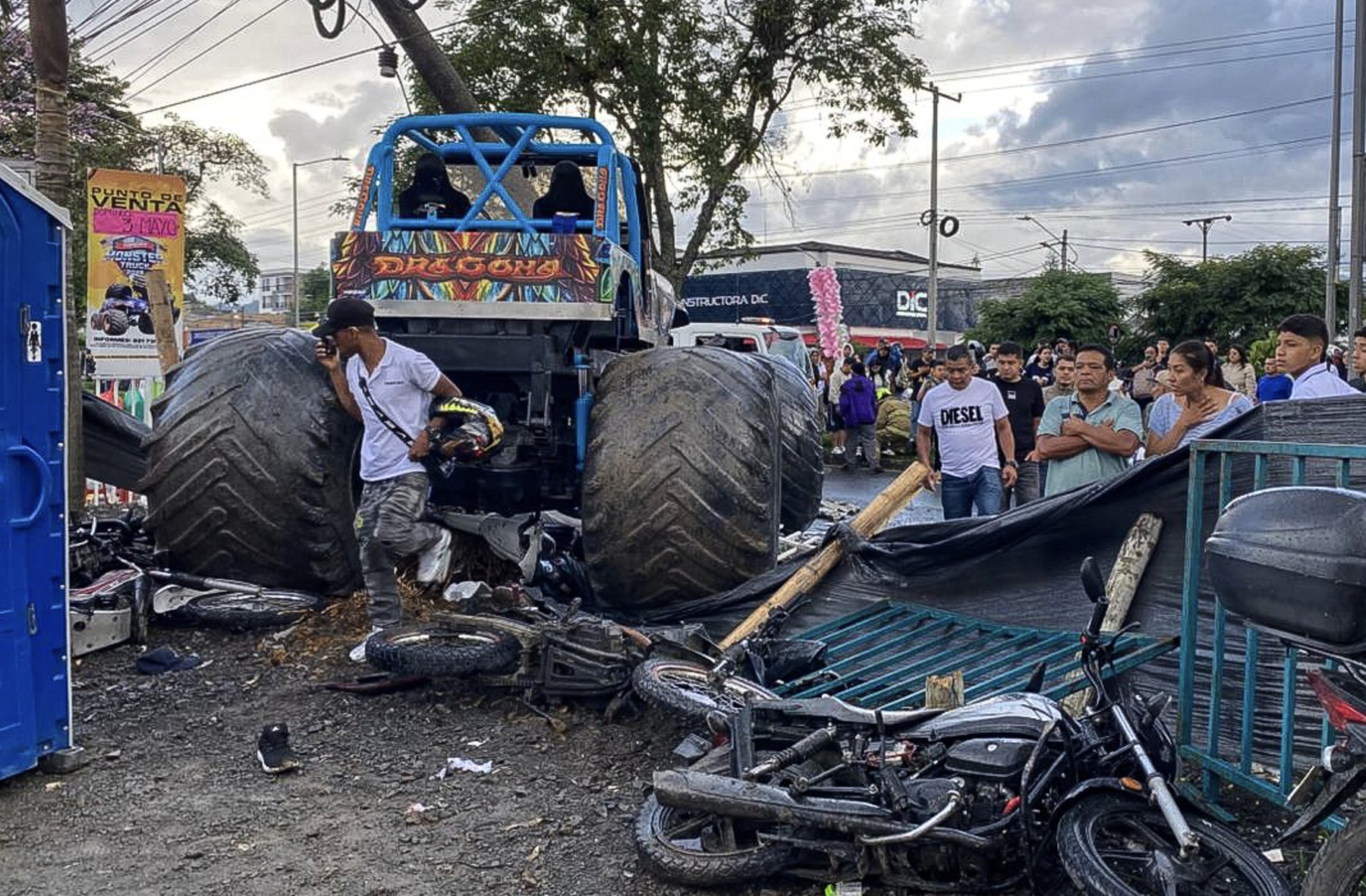 Trei persoane și-au pierdut viața după ce un monster truck, scăpat de sub control, a intrat în mulțimea venită la un spectacol, în Columbia