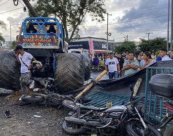 Trei persoane și-au pierdut viața după ce un monster truck, scăpat de sub control, a intrat &icirc;n mulțimea venită la un spectacol, &icirc;n Columbia